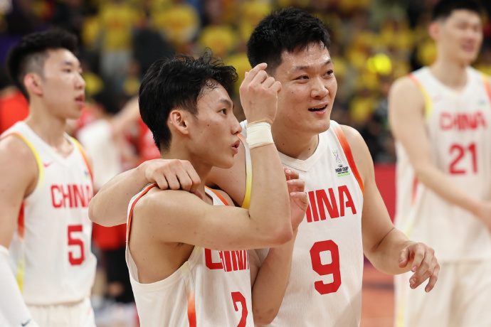 主场的中国男篮以100:58轻取日本，成功升至小组第一的同时晋级亚洲杯正赛